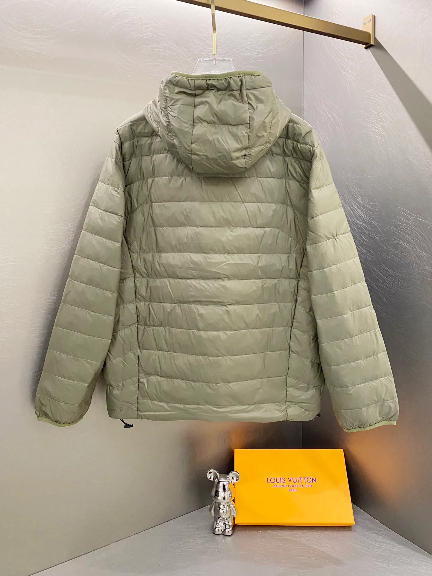P640 Ralph Lauren/Ralph Lauren 24aw new winter product, Gorham series down jacket for sale on North American official website, classic and light down hooded down jacket - 0.15 grid nylon coating on the face for light three-proof construction, built-in 360T anti-drilling velvet coated gallbladder - corn tooth high-quality resin zipper, five large and small partition zippers all over the body, separate molding - originality restoration, original molding, full set of customized accessories, 100% detail processing - RL Ralph Lauren's classic best-selling hooded down jacket with small label. Best-selling offline in North America and out of stock all year round. Black, blue and army green three colors. Simple and versatile. Very practical. Detachable hood. Velcro to tighten cuffs. Elastic cord at hem. Free elastic adjustment. 350 grams of zoned down filling. Warm and comfortable. Warm in winter. Color: black, navy blue, army green. Size: M — XXL